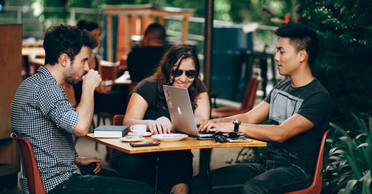 découvrez l'univers dynamique des startups : des idées novatrices aux stratégies de croissance, explorez comment ces jeunes entreprises transforment le monde des affaires avec créativité et audace.